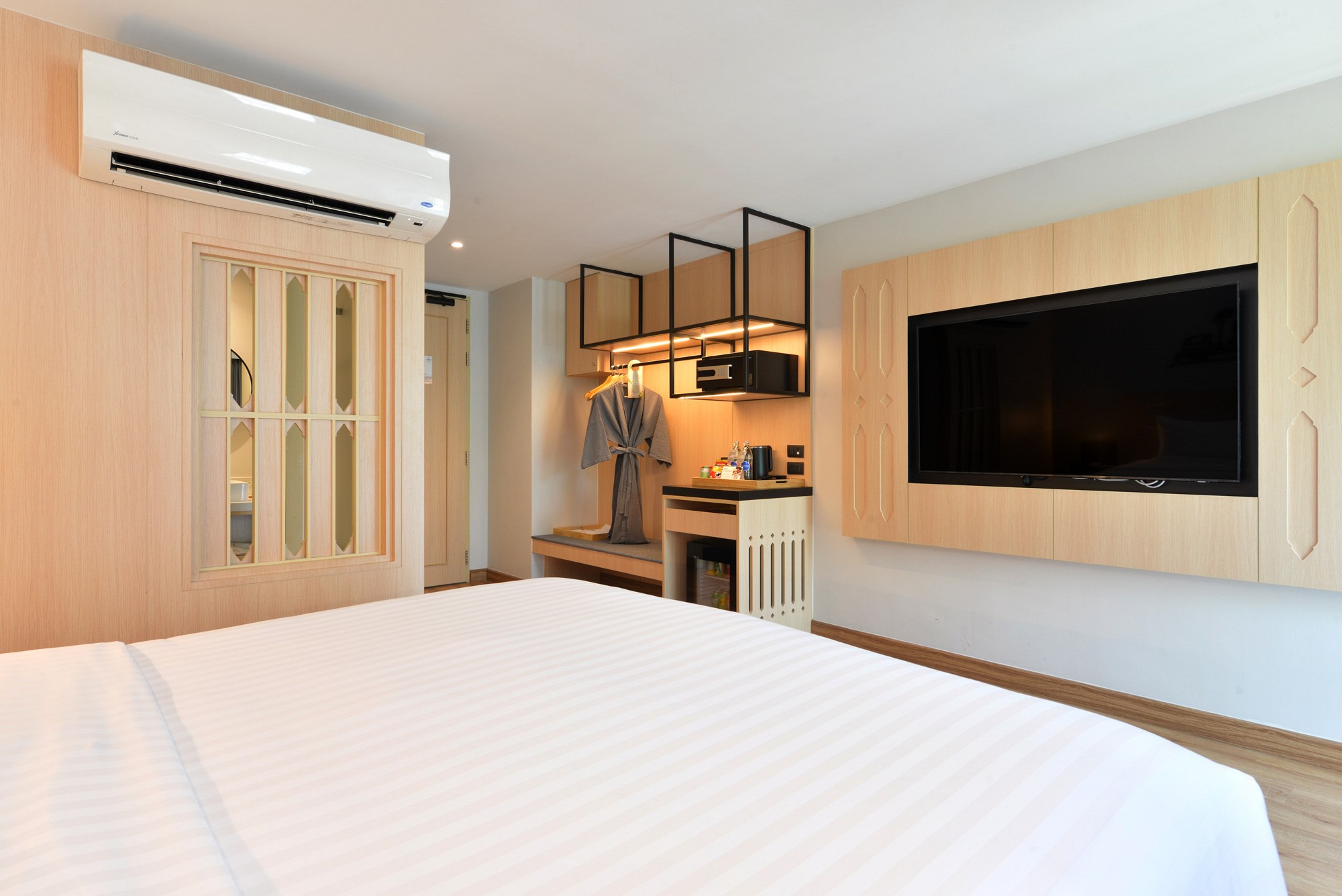 Deluxe King Bed City View with Balcony